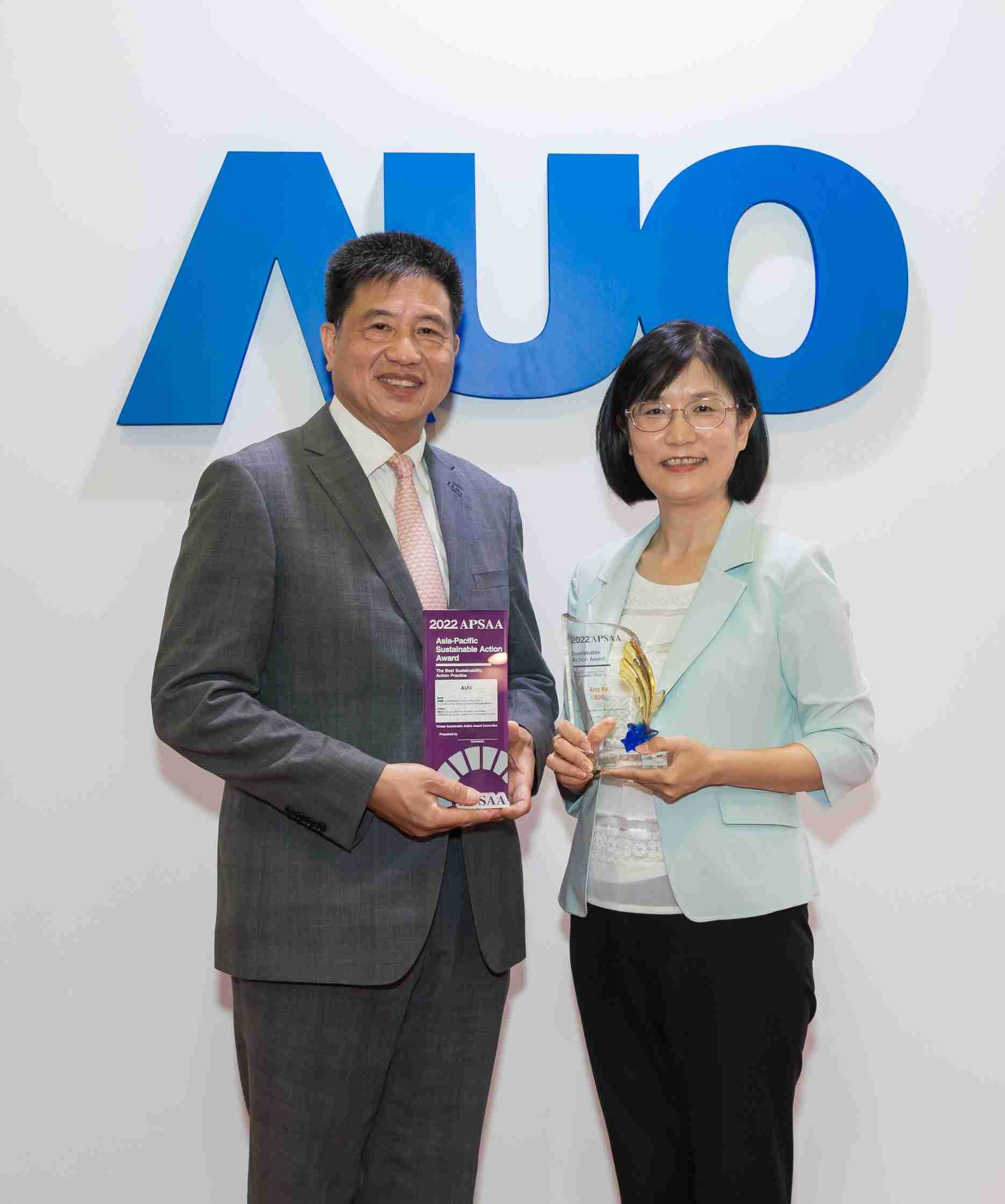 菠菜论坛长期垫筑永续远景的基石，，透过ESG暨气候委员会逐步实践永续策略蓝图。。。其中，，，菠菜论坛光电永续长古秀华带领团队、、、、制定中长期目标，，缔造多面向亮眼表现，，，，获得「顶尖永续长奖」的个人奖殊荣（左：菠菜论坛光电董事长暨执行长彭双浪，，右：菠菜论坛光电永续长古秀华）