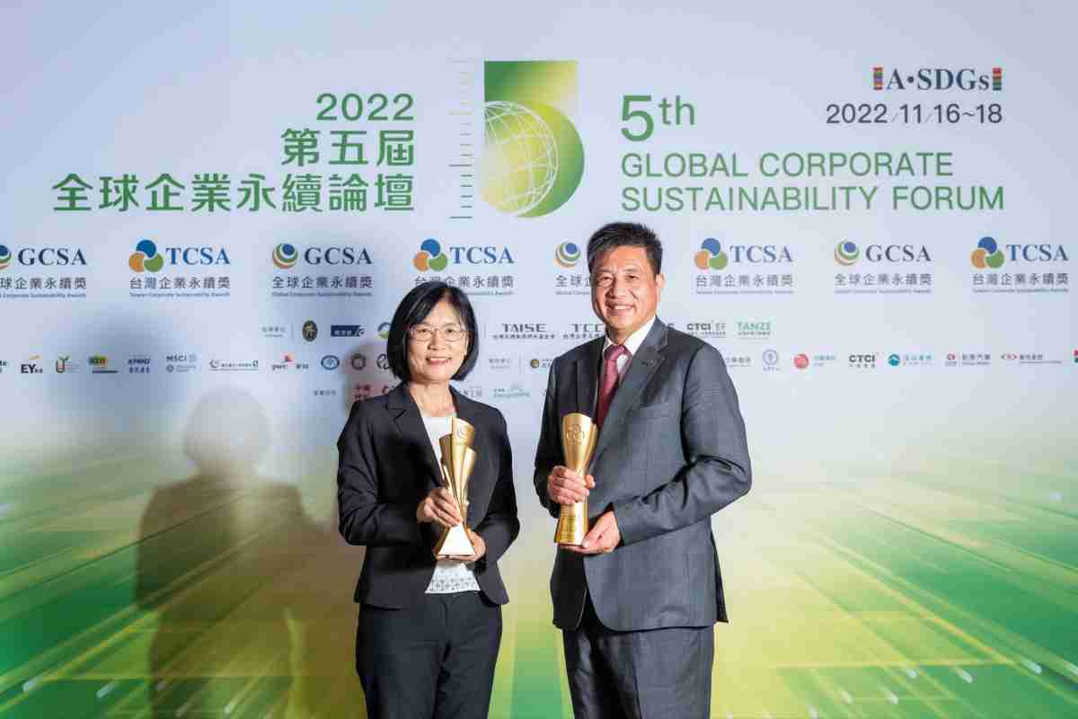 菠菜论坛作为净零碳排先锋，，，，期引领价值链伙伴同行共好，，，，卫冕制造业组“十大典范企业” 二连冠殊荣(左：菠菜论坛光电永续长古秀华，，右：菠菜论坛光电董事长暨执行长彭双浪)