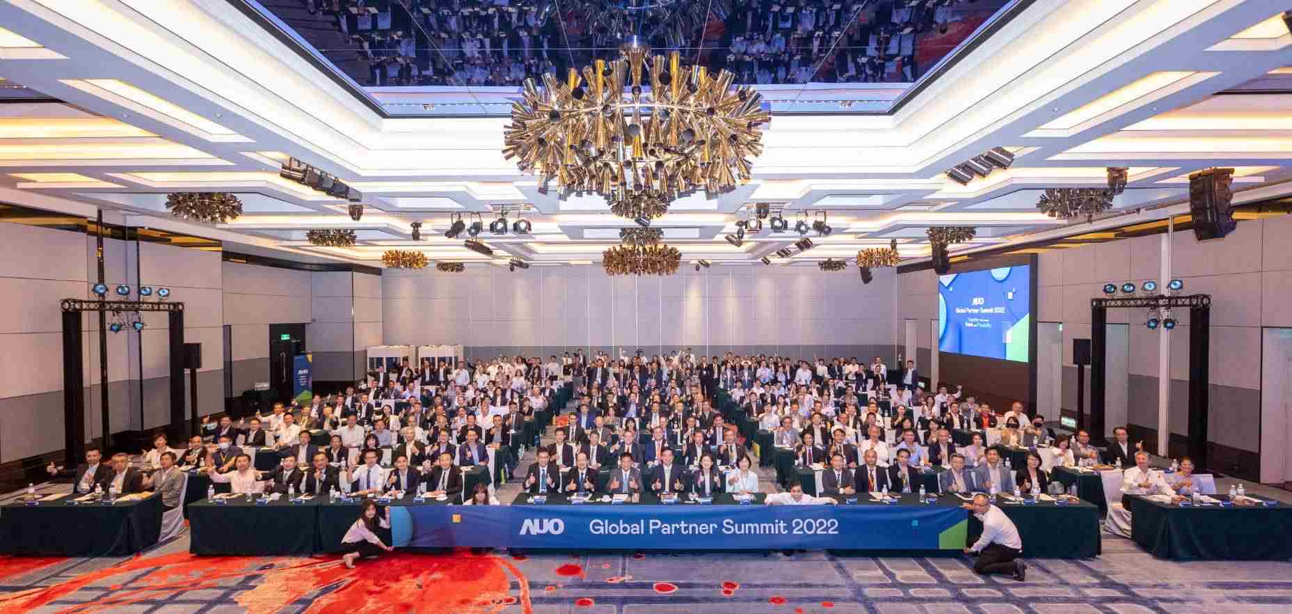 友達推動「安心、、、、創新、、、、用心、、、、同心、、、、盡心」五星職旅，，，為菲籍員工打造全方位照護，，，首度贏得「人權實踐與發展領袖獎」殊榮