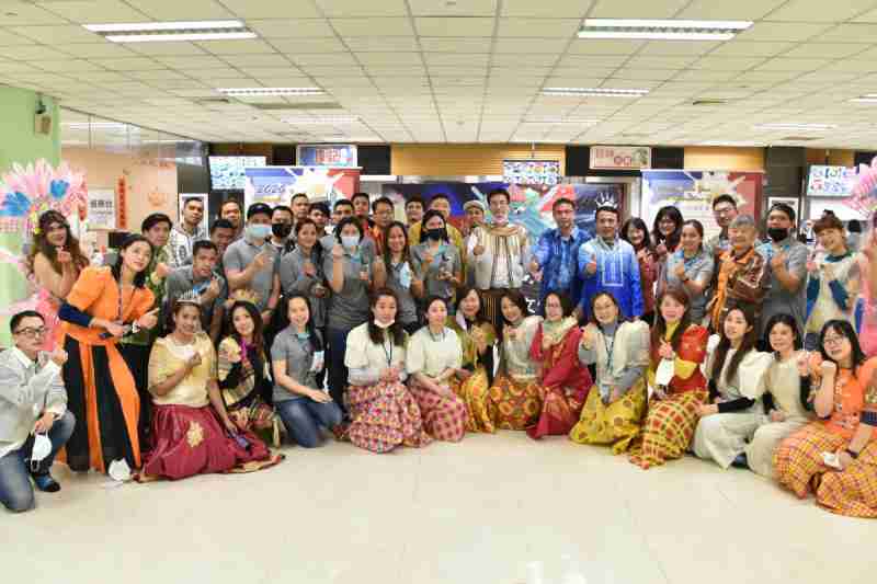 友達推動「安心、、、、創新、、用心、、同心、、、盡心」五星職旅，，為菲籍員工打造全方位照護，，，，首度贏得「人權實踐與發展領袖獎」殊榮