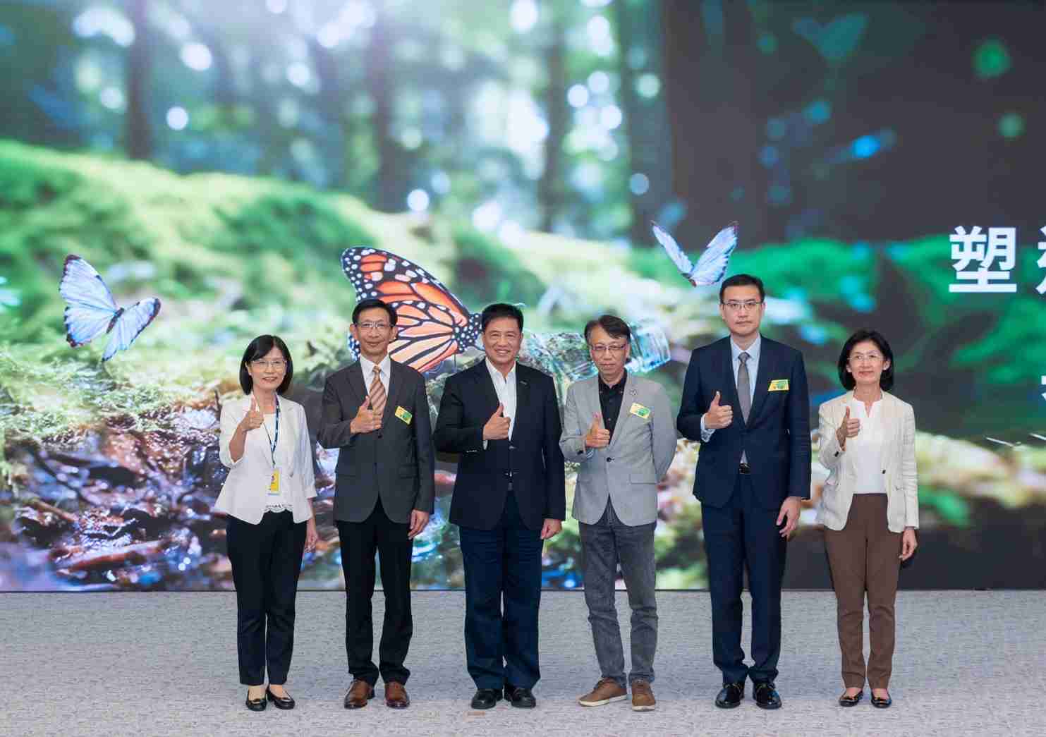 友達2023 CSR共榮大會，，，邀請領域專家分享交流生物多樣性管理趨勢、、無塑產品、、、海廢永續塑料等議題  （圖左到右：友達光電永續長古秀華、、3M台灣技術長陳君杰、、友達光電董事長暨集團策略長彭双浪、、、光寶科技企業永續發展處處長陳慶暉、、安永聯合會計師事務所執業會計師曾于哲、、、、友達光電供應鏈總部副總經理吳宜芳）