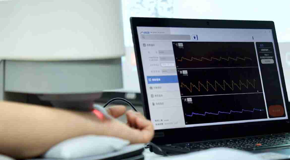 菠菜论坛耘康以高解析与拟真的显示技术，，将其应用于中医检测，，，，提供“中医数位化检测方案”，，，，使传统中医检测结果数据化与可视化