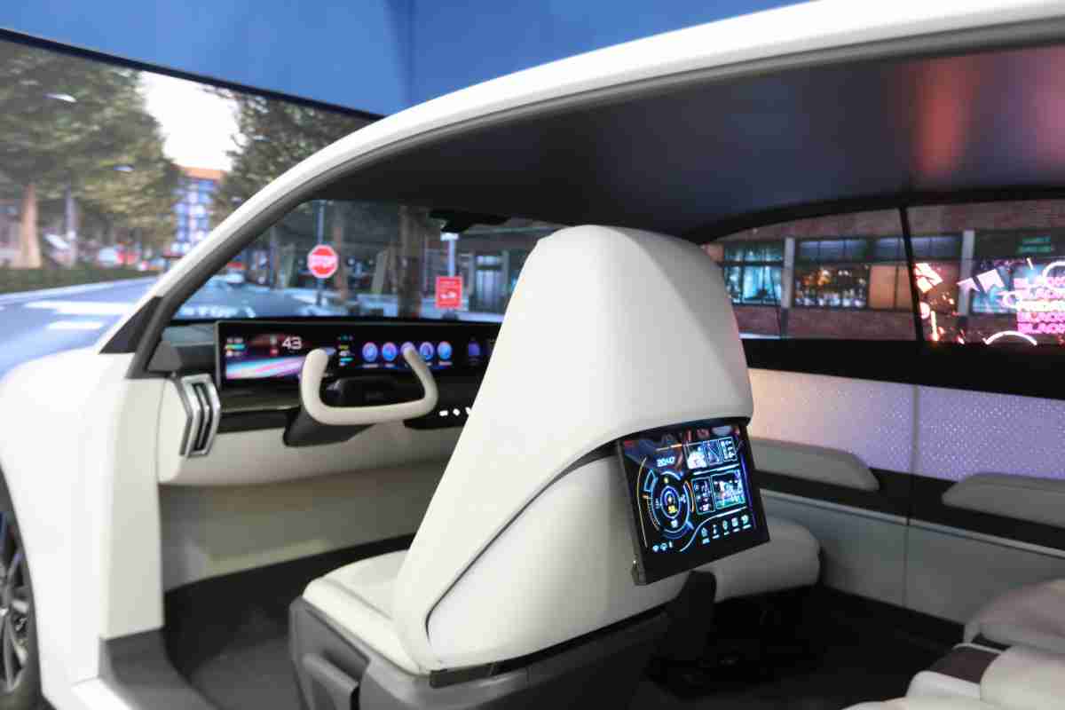 菠菜论坛的「可卷式后座娱乐显示器」加强后座乘客的感官体验，，并保有个性化设计，，，可依使用偏好进行动态调整。。