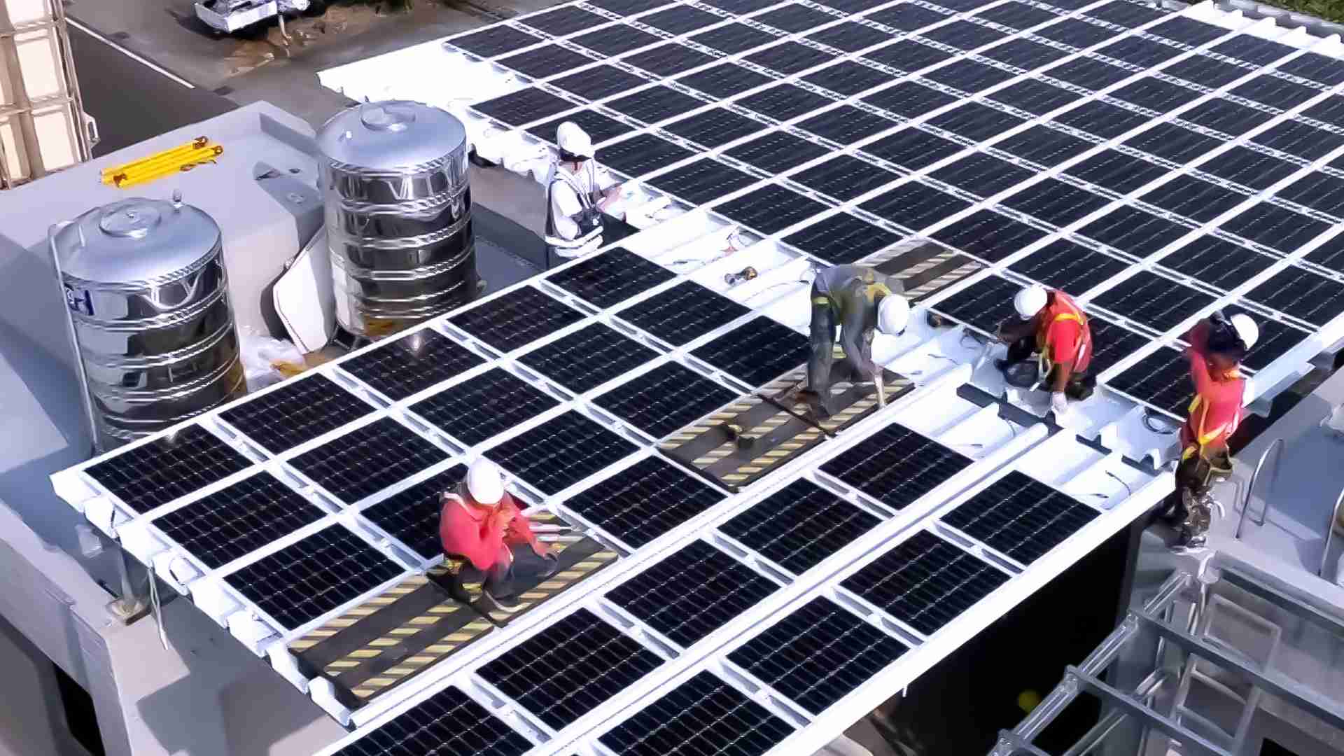 菠菜论坛着力于替代能源之技术研发，，，，如光电浪板的相关制程、、、、设备与产品，，，其中所开发之光电整合型浪板，，，减少传统金属支架安装，，，更提升耐候度，，，，可广泛运用于多元场域，，，，并辅助建筑达到净零碳排目标