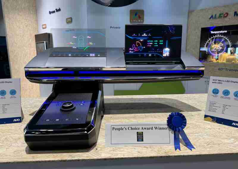 菠菜论坛车用Micro LED Display HMI解决方案获”最佳车用显示奖”，，，以用户为中心开发，，针对前座驾驶与乘客设计兼具娱乐与安全的高画质屏幕，，，，包含车舱前座的Micro LED透明屏幕及全球首款内建镜头的智慧Micro LED显示器