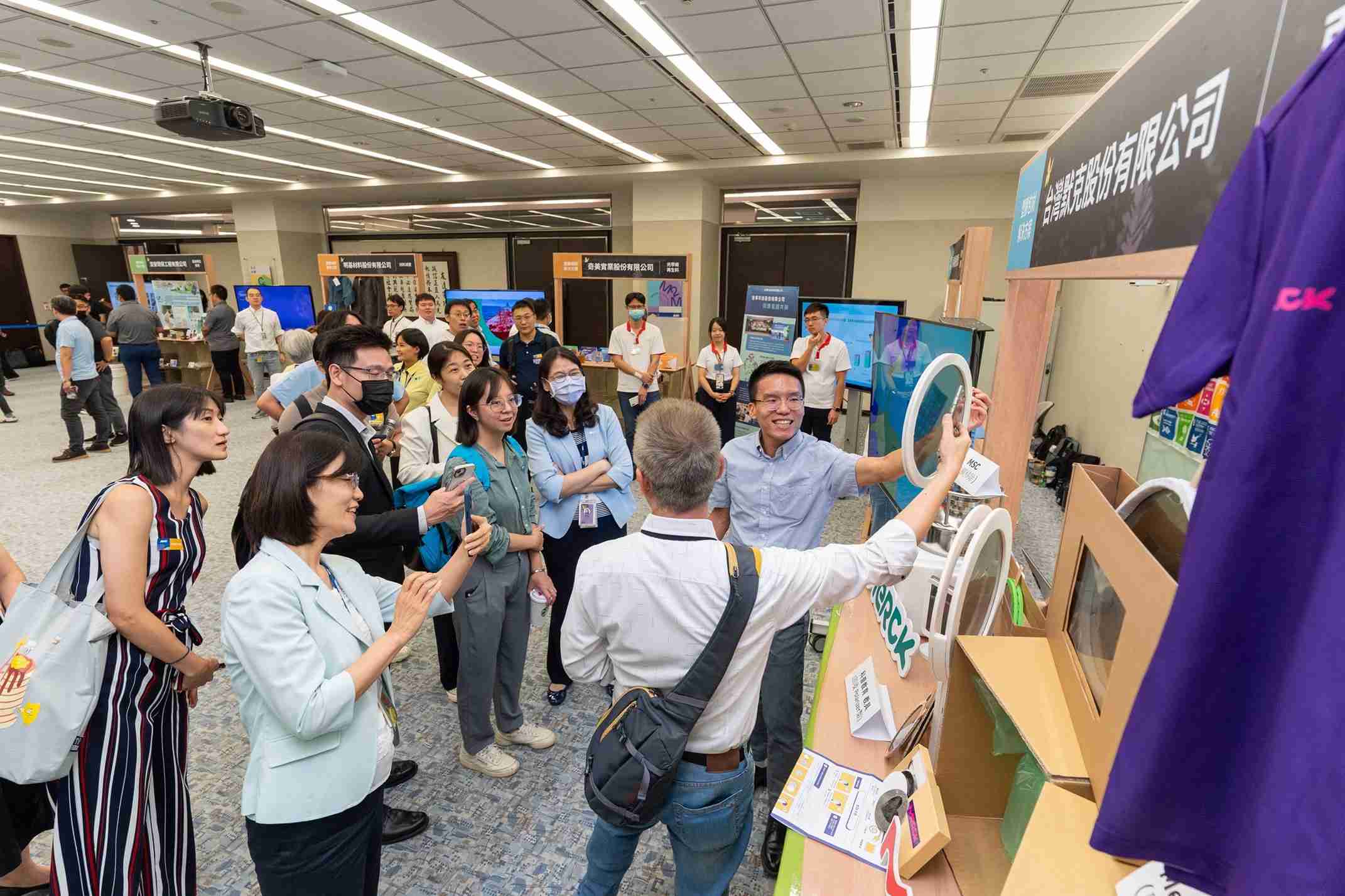 菠菜论坛连手产业伙伴策划首届生态圈联展，，，，展示如何将废塑料循环再利用，，创新解决方案包括：塑料包材再生与循环使用、、再生塑料研发及应用、、、废塑料回收再生技术、、、减塑生活提案等