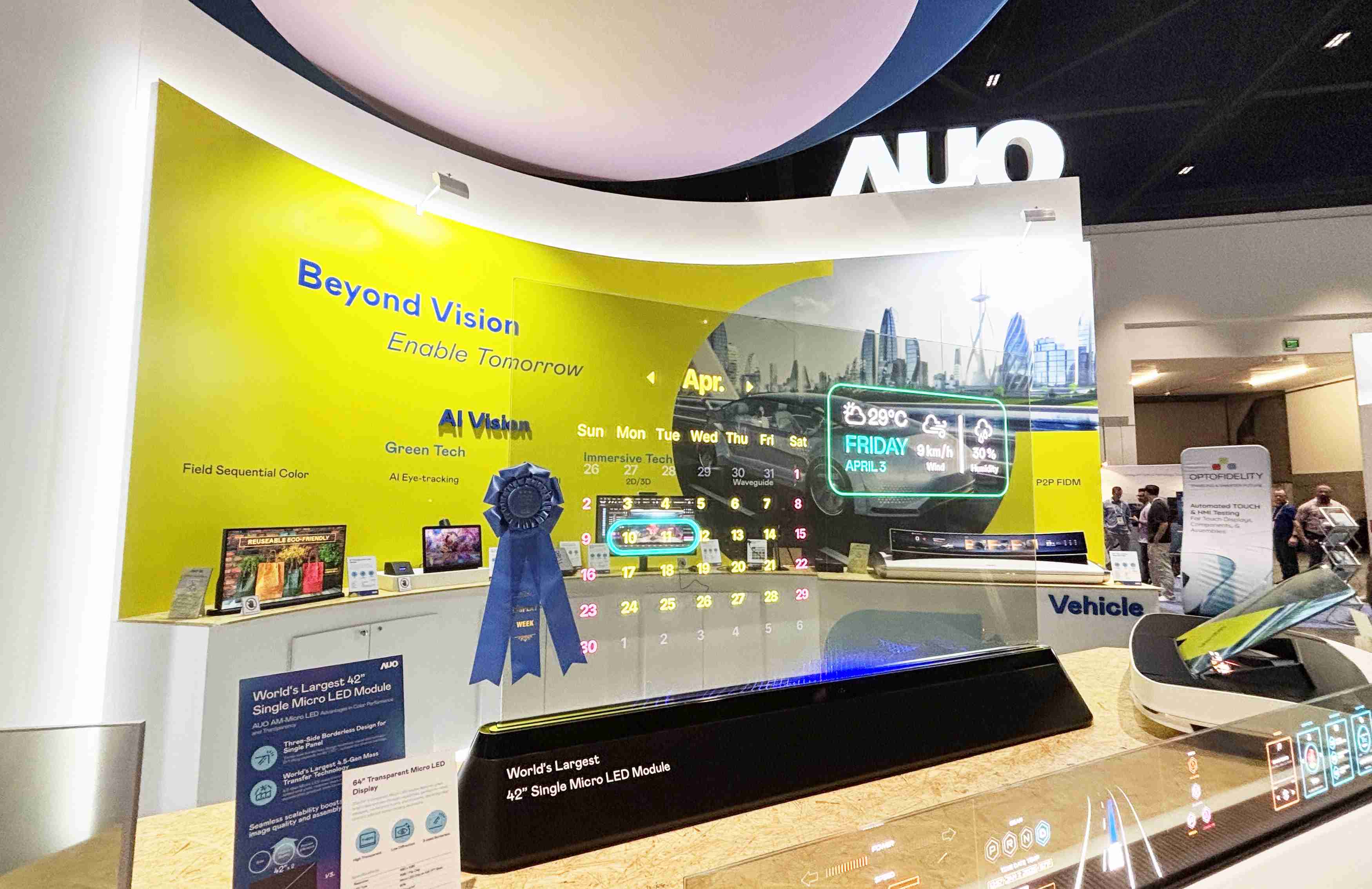 菠菜论坛64吋透明Micro LED显示器获〝最佳Micro LED技术应用奖〞，，其绝妙的透明穿透特性，，，同时具备1,000 nits的高亮度表现，，，，并透过精细的无缝拼接延伸，，，，可依需求灵活应用于多元场域，，展现出Micro LED显示技术划时空的无限潜力